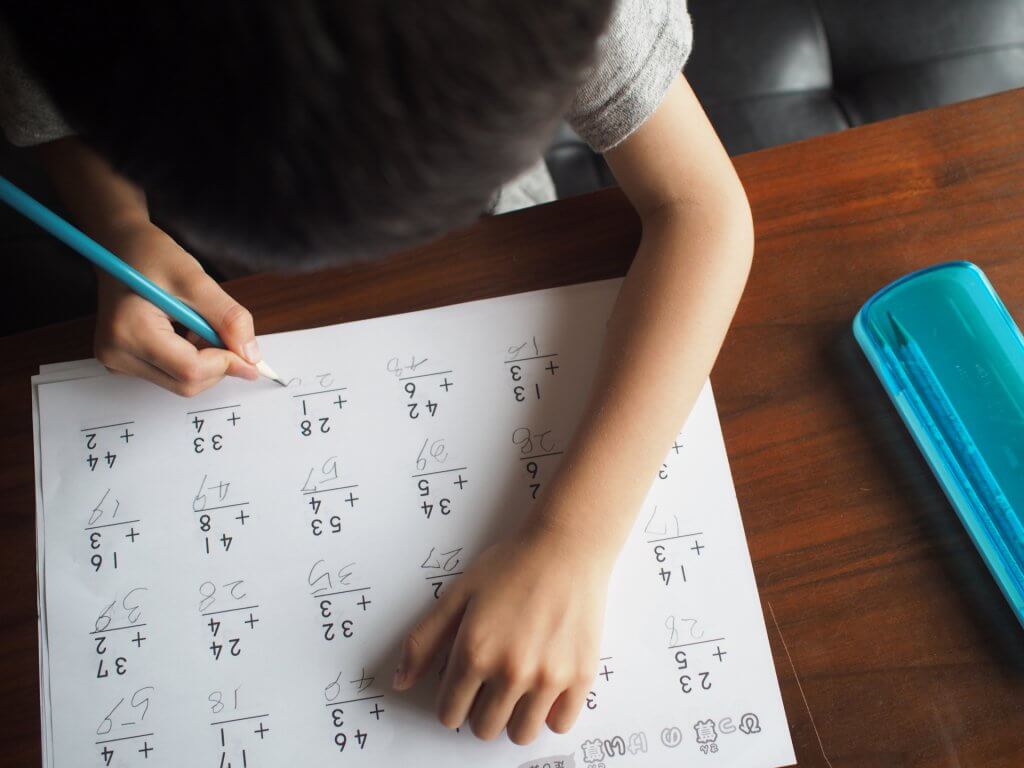 子どもの鉛筆の持ち方の練習はいつから 知育にも効果的 アデック知力育成教室